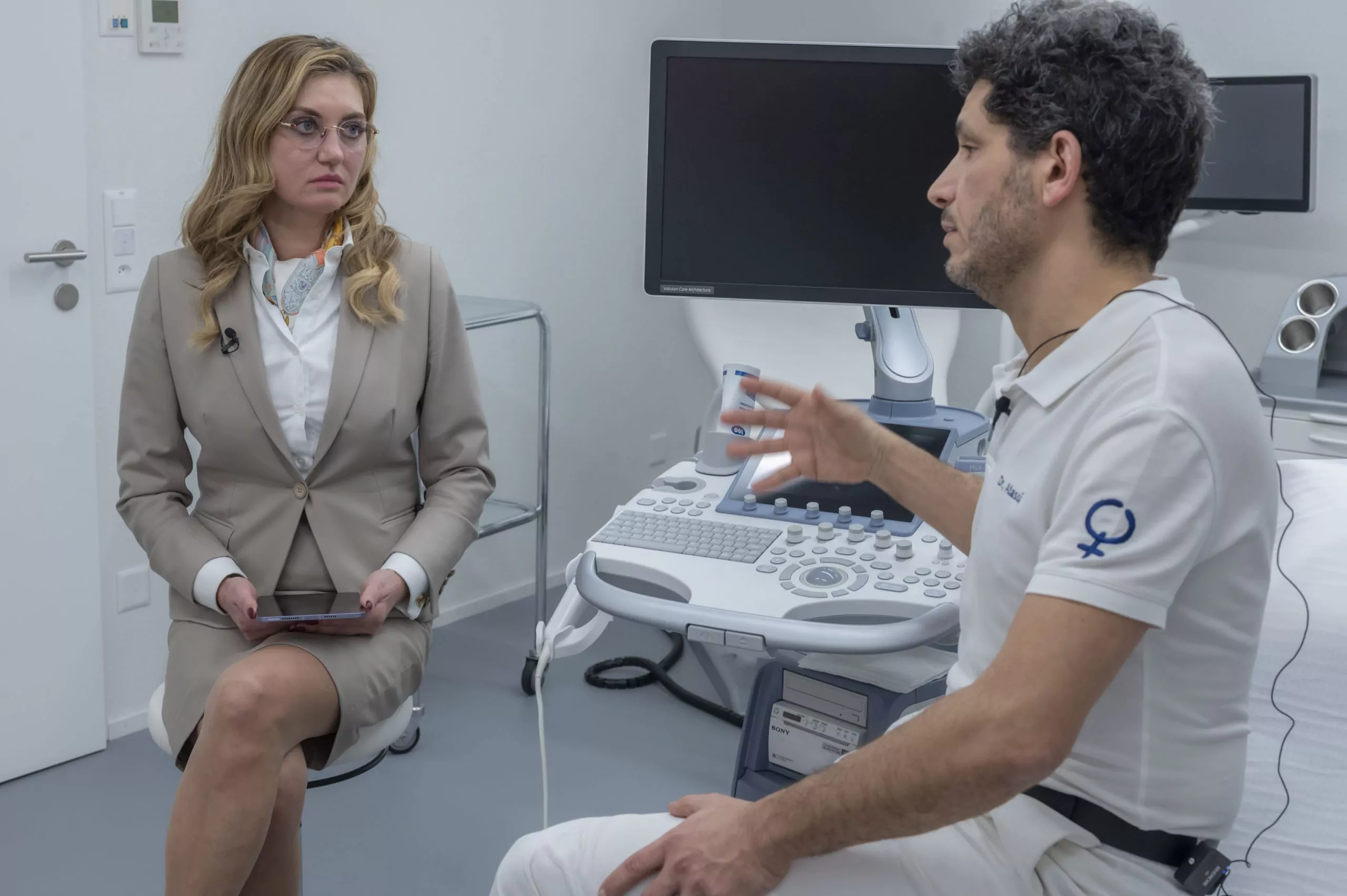 Dr. Ziad Atassi berät sich mit einem Patienten.